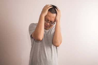 Asya adam ciddi bir baş ağrısı olması.