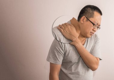 Omuz ağrısı olan orta yaşlı Asya adam