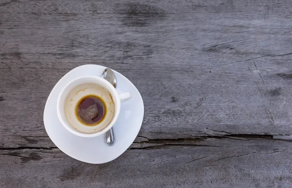 Draufsicht leere Tasse Kaffee nach dem Drink auf altem Holztisch — Stockfoto