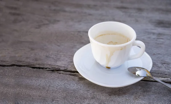 Nahaufnahme leere Tasse Kaffee nach dem Getränk auf alten Holztisch — Stockfoto