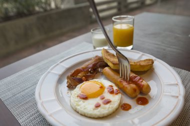 Çatal bıçak üzerinde kahvaltı sosis