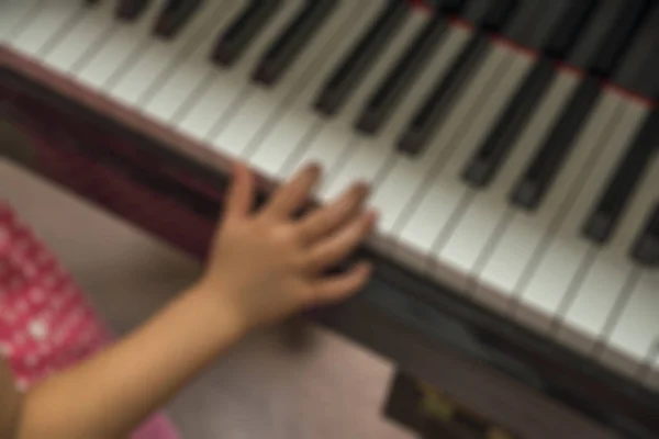Piyanoda bulanık görüntü küçük el — Stok fotoğraf
