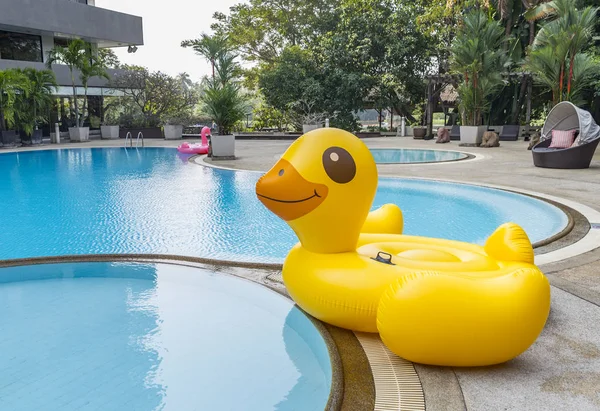 Grande anatra gialla gonfiabile in piscina — Foto Stock