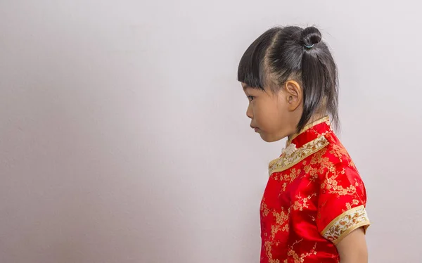Портрет маленькой девочки в китайском платье — стоковое фото