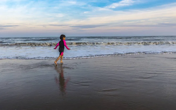 Asian little girl running on the beach — Stock Photo, Image