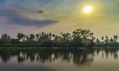 Arka plan bulanık nehir