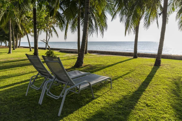 Dos sillas de playa por la mañana — Foto de Stock