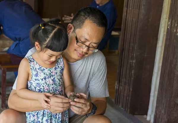 Азиатский или Тайский папа и маленькая дочь из глины — стоковое фото