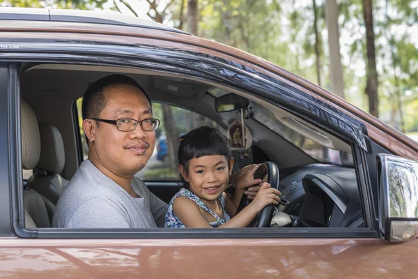 Asiático o tailandés padre e hija en el coche — Foto de Stock