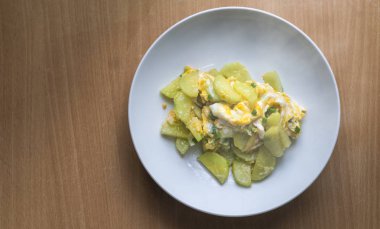 Yumurta ile kızarmış sebze karıştırın