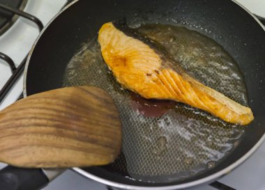 Olmayan sopa tavada veya siyah tavada Somon Kızartma. Ahşap turner kullanma.