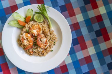 Üst manzara karides pilavı