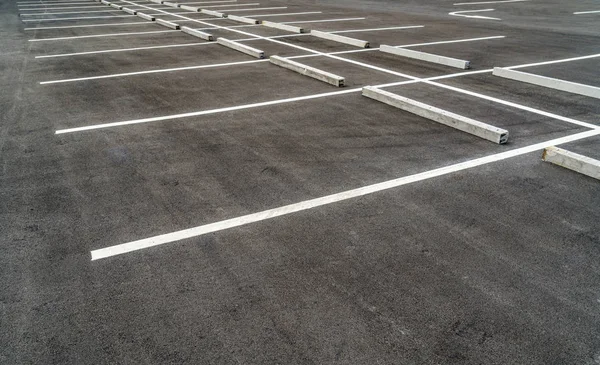 Empty asphalt parking lot — Stock Photo, Image