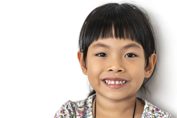 배경에 아시아 소녀의 초상을 사진입니다 머리에 미소짓고 치아에 분홍색 잇몸을 — 스톡 사진