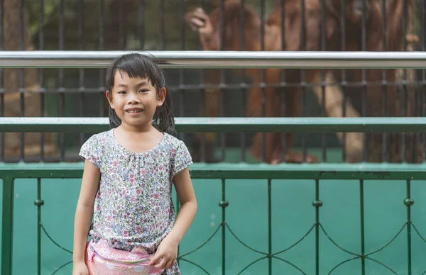 Retrato Menina Asiática Zoológico Fundo Borrado Macaco Orangotango Menina Criança — Fotografia de Stock