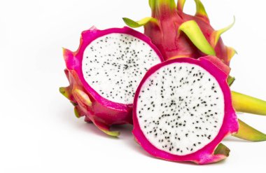 Taze ve sağlıklı meyveleri, beyaz arka planda tam ve yarım kesilmiş Ejderha meyvelerini kapayın. Ejderha meyvesi Pitaya ya da pitahaya 'dır. Ejderha meyvesi başka bir kaktüs türüdür..