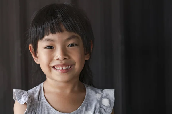 Retrato Encantador Menina Asiática Rosto Sorridente Cabelo Preto Bang Mostrando — Fotografia de Stock