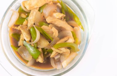 Tayland menüsünü kapat, kızarmış tavuk göğsünü karıştır ya da tatlı biber ve soğanlı, soslu beyaz et. Temiz cam kasede yemek, beyaz arka planda görüntü..