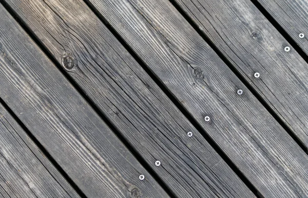 古い板木製の床 屋外木製の床の背景の詳細テクスチャ 対角応力線 グレーの木板 木の表面に亀裂を閉じます — ストック写真