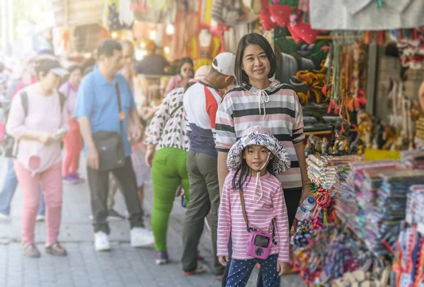 Asian Tourist Mother Daughter Street Market Chiang Mai Province Thailand — Stock Photo, Image