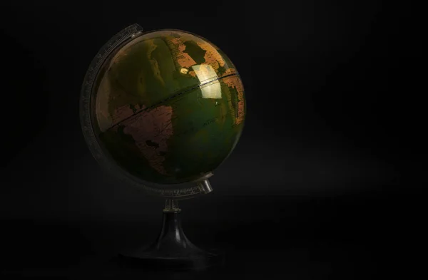 Винтажная Модель Глобуса Подставке Темном Настроении Черный Фон Модель Глобуса — стоковое фото
