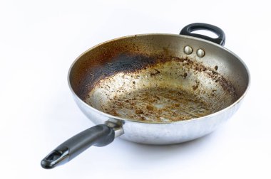 Beyaz arka planda izole edilmiş, kızgın tavada yanık izi, pişirdikten sonra yağlı lekeler. Demir tavada tahıl yanığı, siyah kabza, büyük yağlı lekeler, yanmış siyah leke..