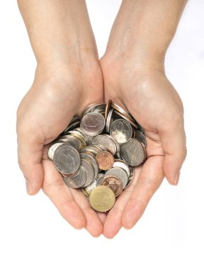 İzole Tayland Baht sikkeleri her iki elinde de, beyaz arka planda üst görüntü. Tayland Baht parasıyla kadın eli, tasarruf, bankacılık veya bağış konsepti.