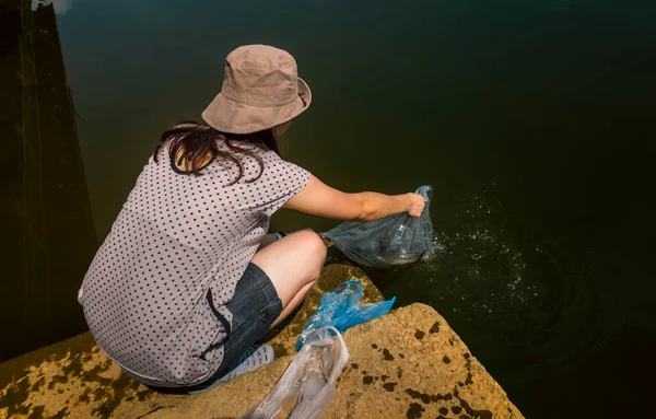 Mulher Asiática Tailandesa Templo Pequeno Cais Mulher Libera Peixes Vivos — Fotografia de Stock