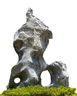 Beyaz arka planda izole edilmiş, bahçe dekorasyonu için güzel, büyük, gri bir taş. Yüzeyde çatlaklar, taşta delikler ve diğer tarafı delen bir kısım. Üste bitki bahçesi.