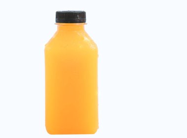 Beyaz arka planda küçük plastik şişede taze portakal suyu izole edilmiş. Önünde ürün etiketi için düz bir alan olan plastik şişe. Şişede ve kapağında su damlacıkları olan siyah bir kapak..