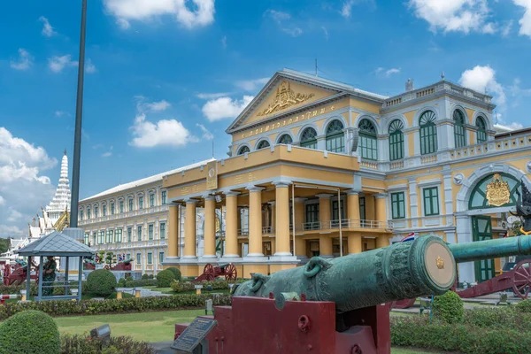 泰国曼谷 2019年2月19日 国防部大楼前 明亮的蓝天点缀着云彩 前花园装饰着古老的大炮 — 图库照片