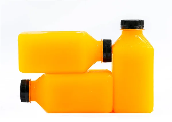 Jugo Naranja Fresco Una Botella Plástico Forma Cubo Botella Arreglada — Foto de Stock