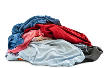 Beyaz arka planda izole edilmiş giysiler. Dosyadaki kullanılmış kumaş yığınının etrafındaki yol kırpılıyor. Eski ve kirli giysiler, yıkanmayı bekleyin..
