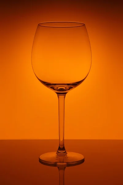 Verre à vin sur fond orange — Photo