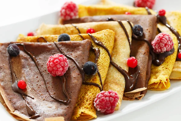 Panqueques Con Bayas Congeladas Chocolate Fondo Blanco — Foto de Stock