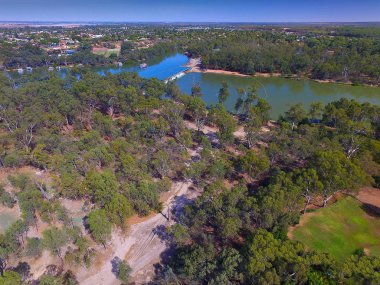 Mildura Weir havadan görünümü Murray Nehri üzerinde