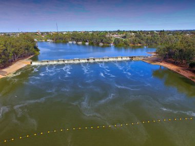 Mildura Weir havadan görünümü Murray Nehri üzerinde