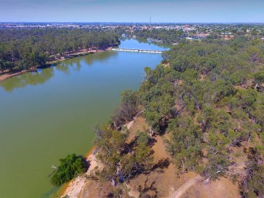 Mildura Weir havadan görünümü Murray Nehri üzerinde