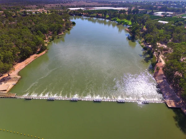 Mildura Weir havadan görünümü Murray Nehri üzerinde