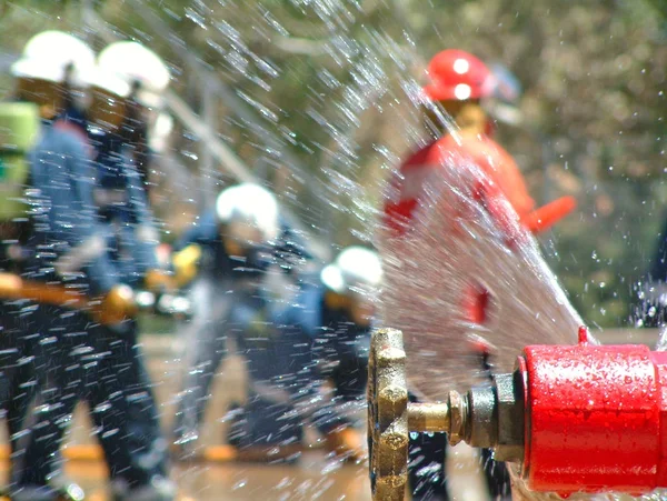 Bombeiros em treinamento — Fotografia de Stock