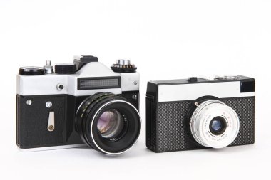 Beyaz arkaplanda eski retro kamera