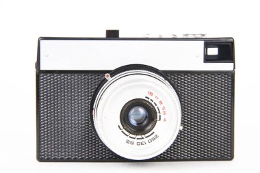 Beyaz arkaplanda eski retro kamera