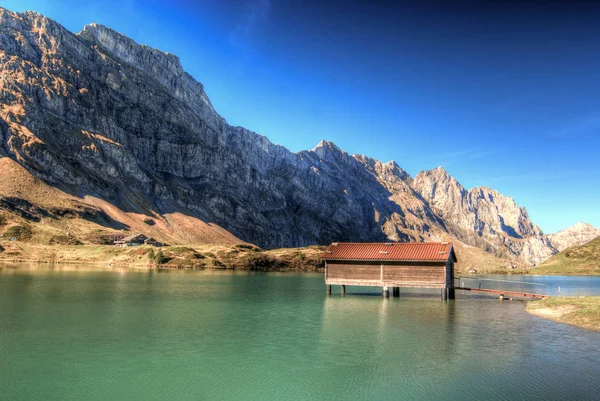 Cabane de montagne sur un lac — Photo