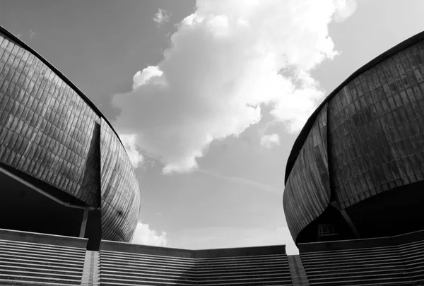 Абстракция черно-белой архитектуры — стоковое фото