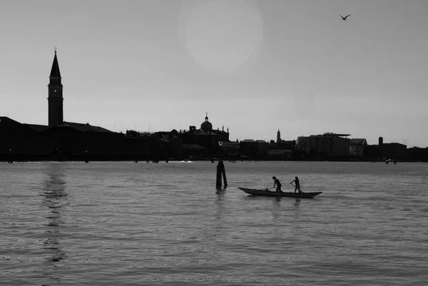 Benátky silueta v černé a bílé — Stock fotografie