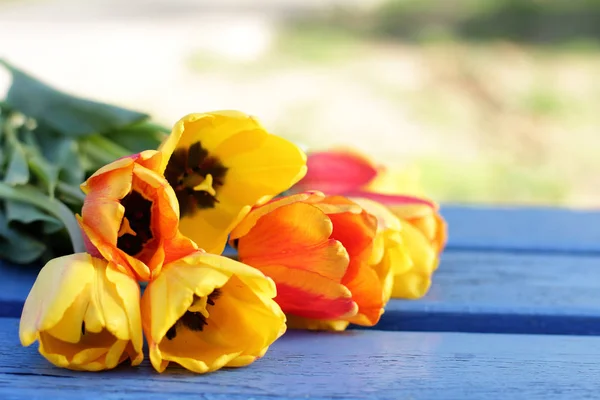 Bouquet for a date in the park — Stock Photo, Image