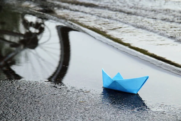 küçük gemi karaya