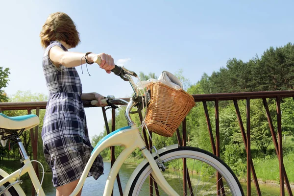 Fahrrad ist eine ausgezeichnete Zeit für einen Spaziergang Sommer — Stockfoto