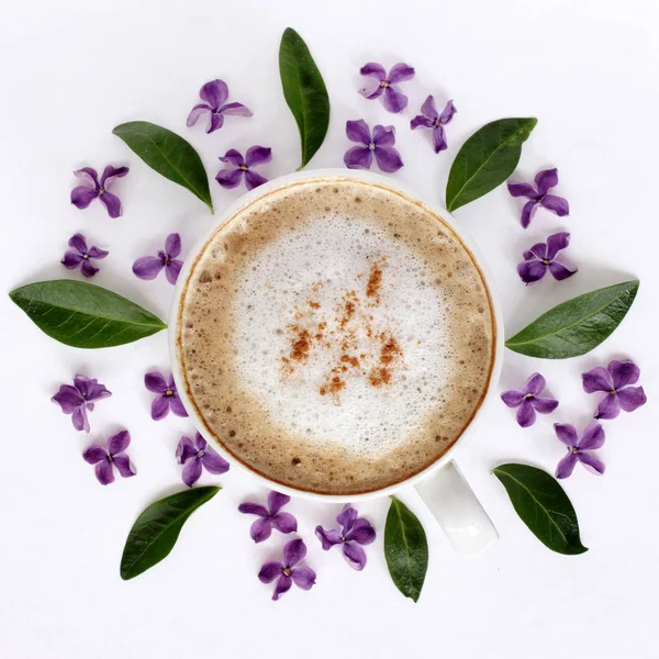 Cappuccino à l'arôme cannelle et lilas — Photo