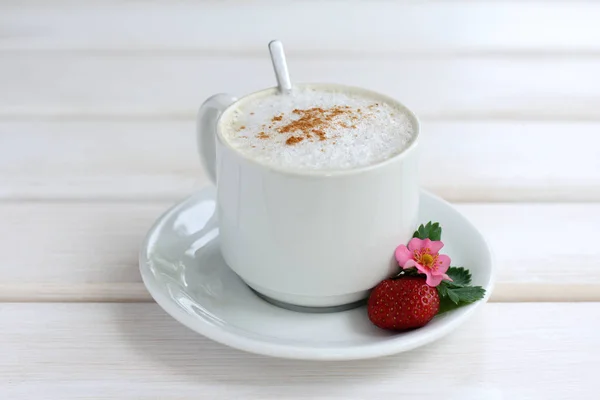 Kawa o aromacie cynamonu i truskawka — Zdjęcie stockowe